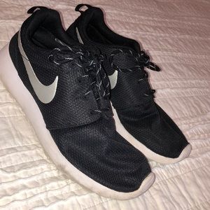 Black and white Nike tennis shoes